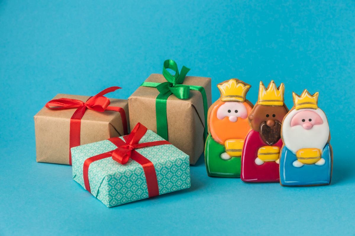regalos-junto-a-munecos-de-los-reyes-magos–ea4eb1d6